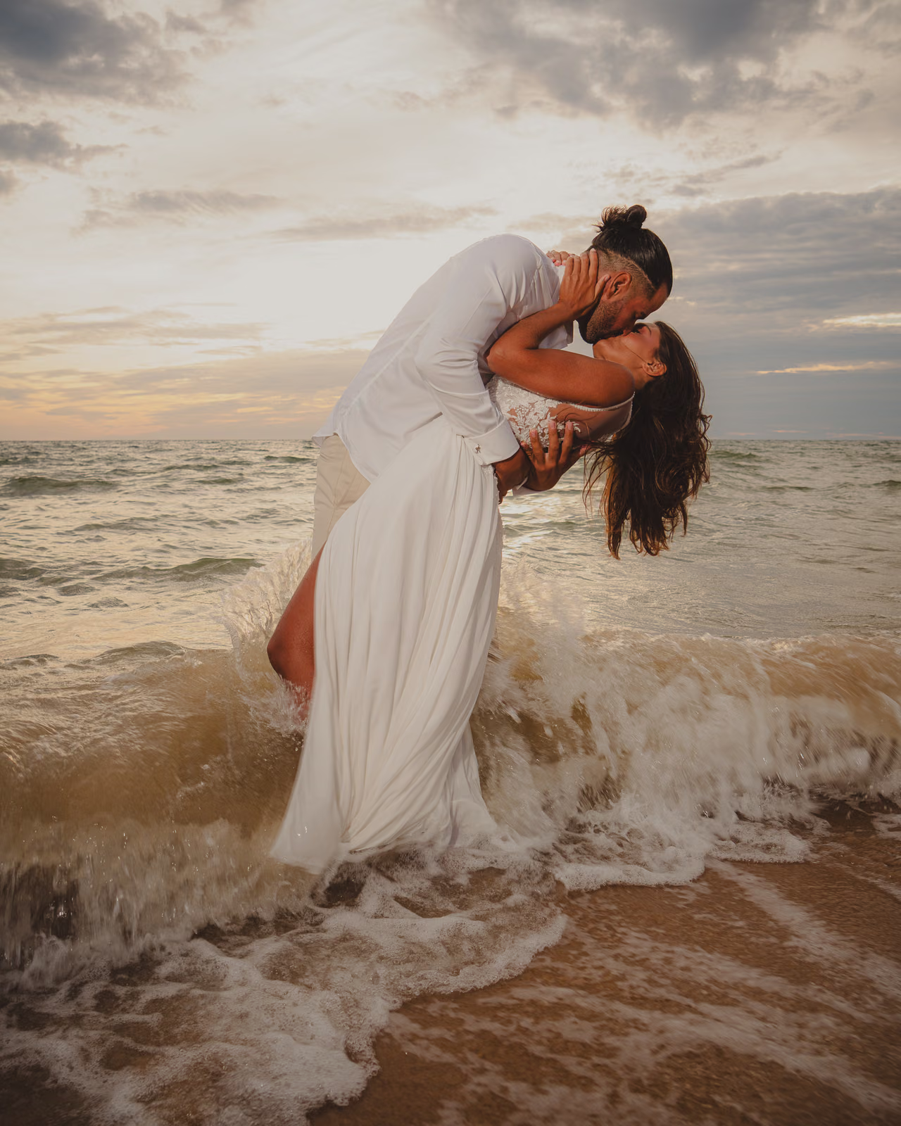 Rocío and Sergio on the white dunes of Huelva at golden hour, photographed by Gorka Di Capitan